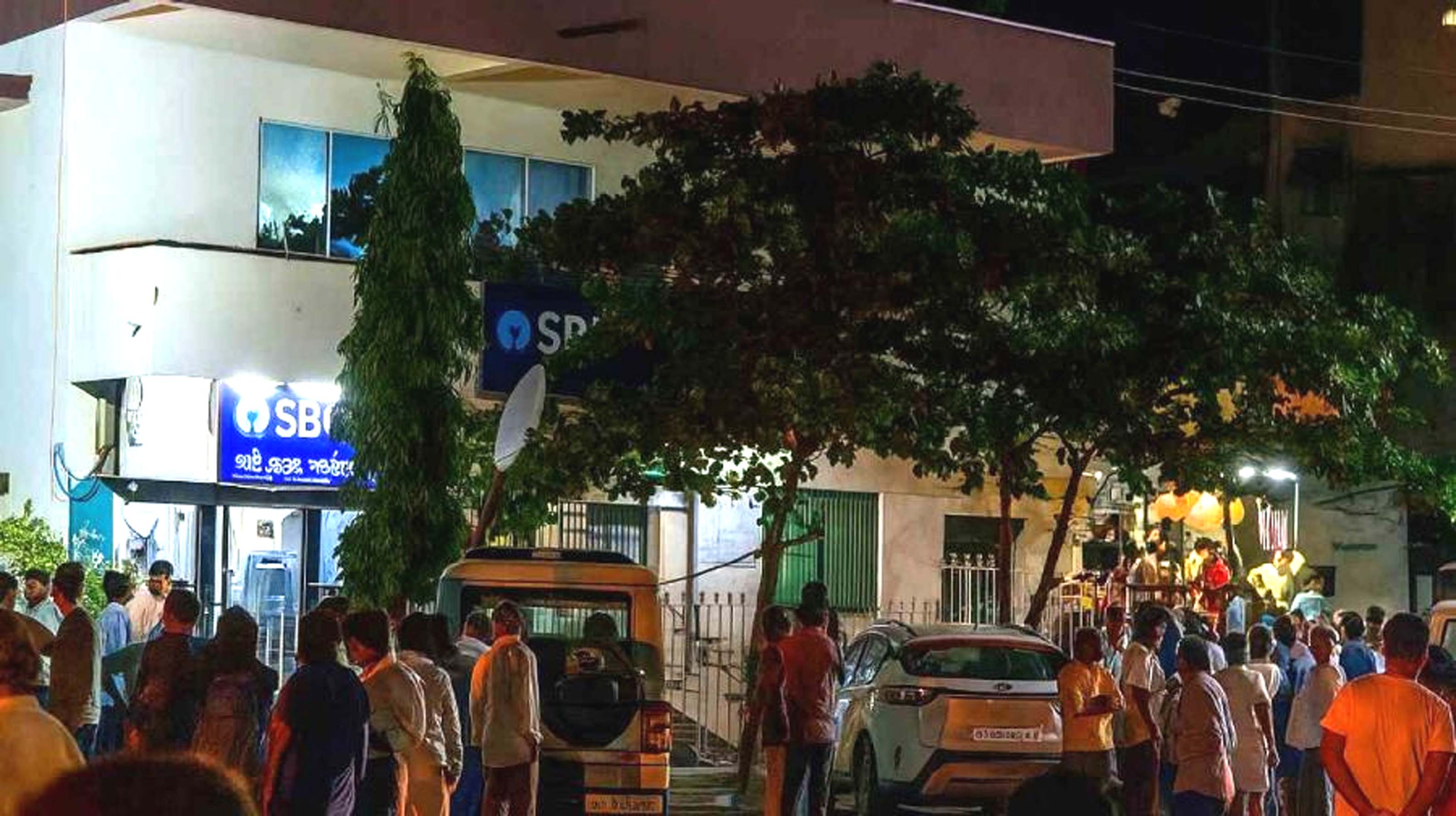 ബാങ്ക് കൊള്ള; ജീവനക്കാരെ  കെട്ടിയിട്ട് 8 കോടികവര്‍ന്നു